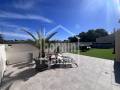 Moderna casa esquinera con gran terrasa en Cala Millor, Mallorca