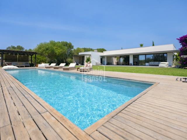 Bonnin Sanso ofrece en exclusiva una finca contemporánea donde arquitectura y naturaleza conviven en perfecta armonía. Llucmesanes. Mahón. Menorca.