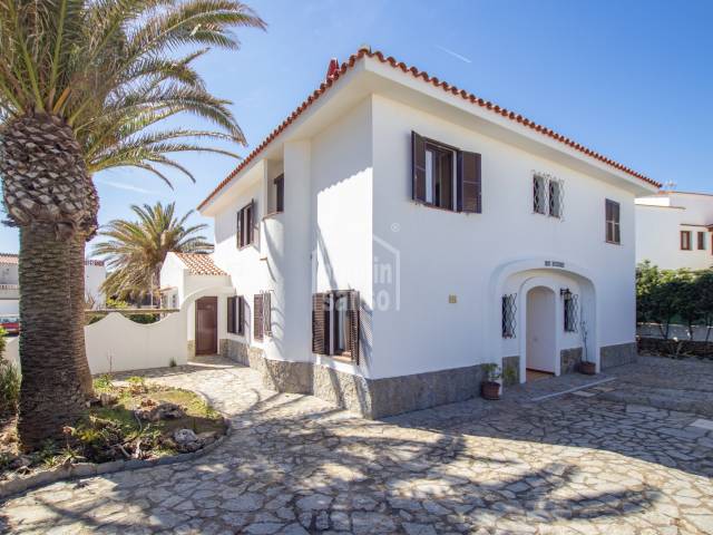 Opportunité intéressante d'acheter cette propriété composée de deux villas jumelées Arenal d'en Castell. Minorque