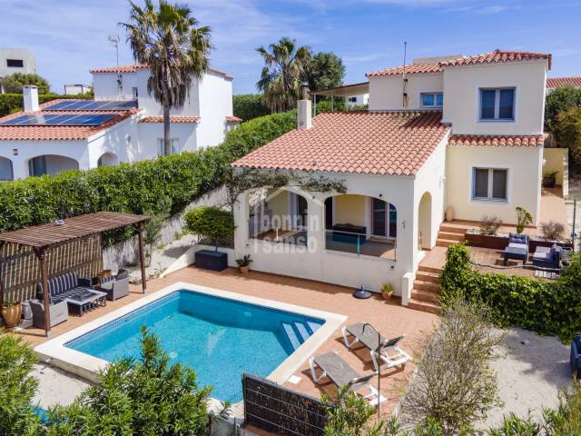 Bonita propiedad con piscina en Cala Llonga, Menorca