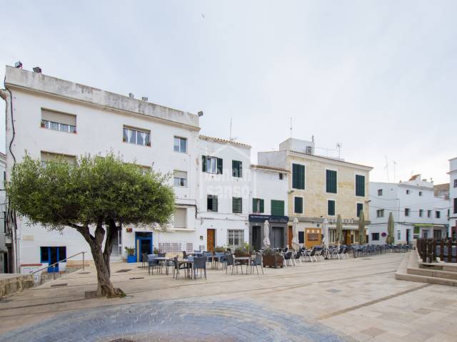 Local commercial sur la place Bastion, dans le centre de Mahón, Menorca