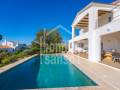 Elegante, nach Süden ausgerichtete Villa mit Meerblick in Binibèca, Menorca
