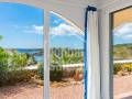 Chalet con impresionantes vistas sobre el puerto de Addaia y la espectacular costa escarpada que se extiende hasta el horizonte, Menorca