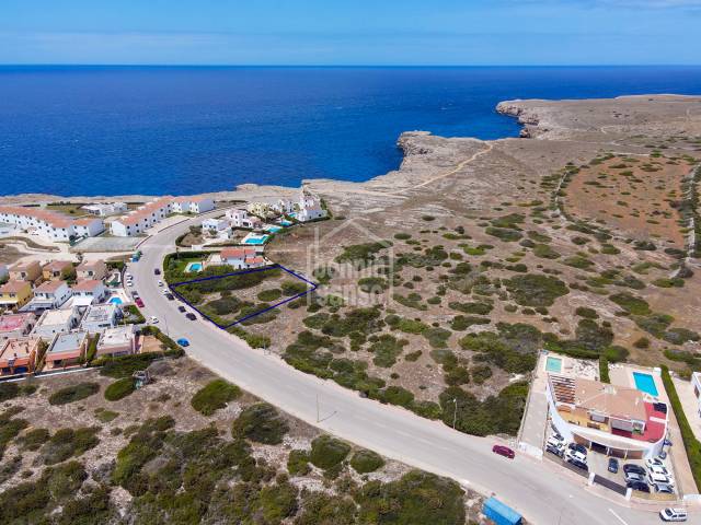 Tolles Grundstück an der Küste Cala Blanes auf Menorca.
