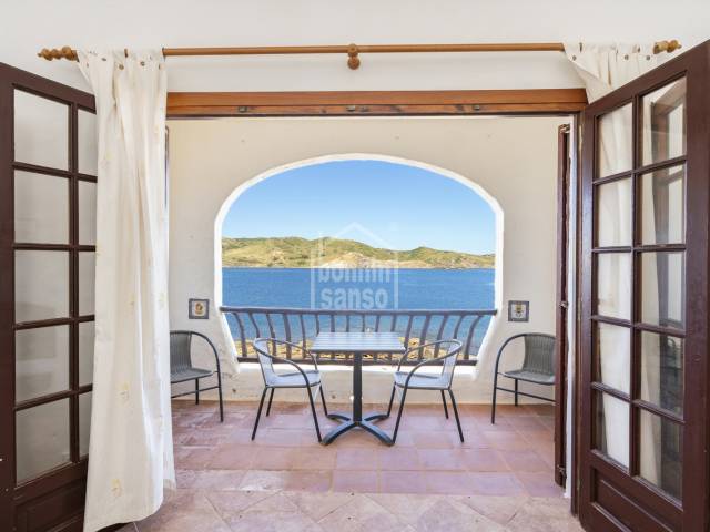 Imponente appartamento in prima linea sul mare, situato nell’esclusiva urbanizzazione di Playas de Fornells, Menorca.