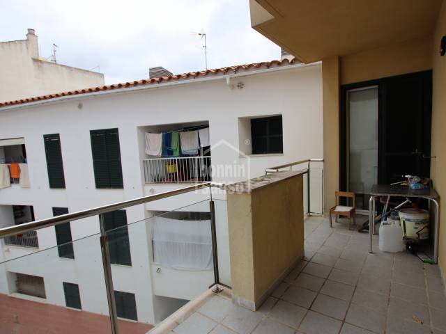 Apartamento con terraza, en buena zona de Alayor, Menorca.