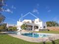 Chalet con apartamento anexo, piscina y establos en Trebaluger, Menorca