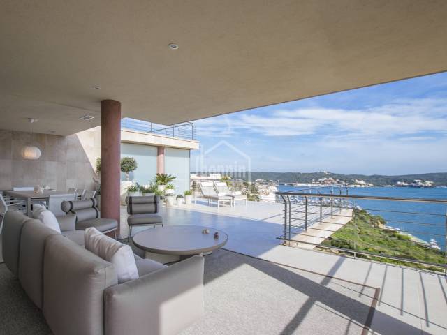 Spektakuläres, auf höchstem Niveau renoviertes Penthouse mit Blick auf den Hafen von Mahón, Menorca.