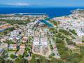 Gran solar ubicat al costat de la platja de Ciutadella, Menorca.