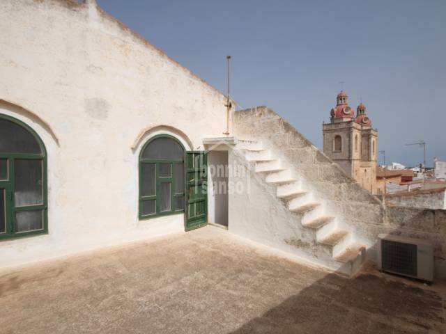 Wunderschöner kleiner Palast aus dem 19. Jahrhundert im Herzen des historischen Zentrums von Ciutadella, Menorca, Balearen