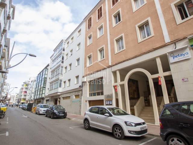 Conjunto de 3 locales comerciales en edificio residencial en Mahón, Menorca