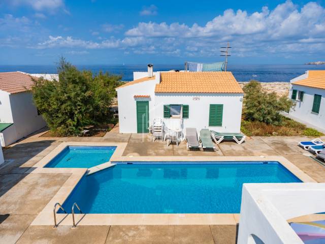 Chalet con piscina comunitaria en segunda línea de mar en Cala Blanca, Ciutadella, Menorca
