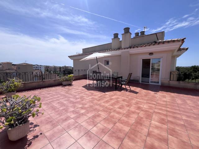 Exklusive Penthouse-Wohnung mit großzügigen Terrassen und Pool in Sa Coma