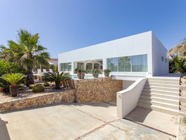 Villa moderne et élégante orientée plein sud avec une vue magnifique sur la mer.
