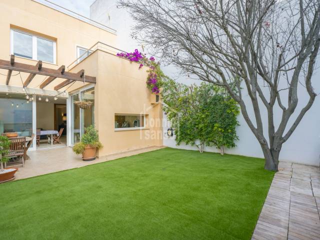 Maravillosa casa de diseño con extensos salones y exteriores, vistas al campo y junto al centro histórico, Ciutadella, Menorca