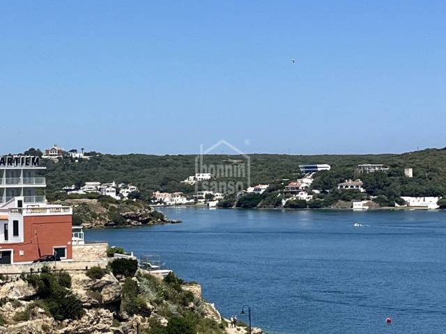 Elegante apartamento renovado con vistas al Puerto de Mahón en Es Castell, Menorca