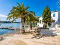 Una villa moderna y elegante, situada justo al borde del mar Mediterráneo, Menorca.