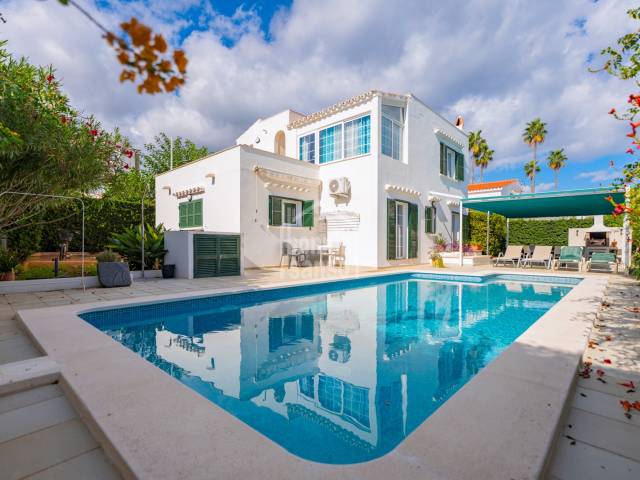 Elegante Villa Costera con Vistas al Mar, Jardín Privado y Piscina en S'algar, Menorca