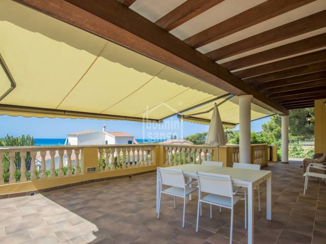 Elegante propiedad con vistas panoramicas sobre la Playa de Son Bou (Menorca)