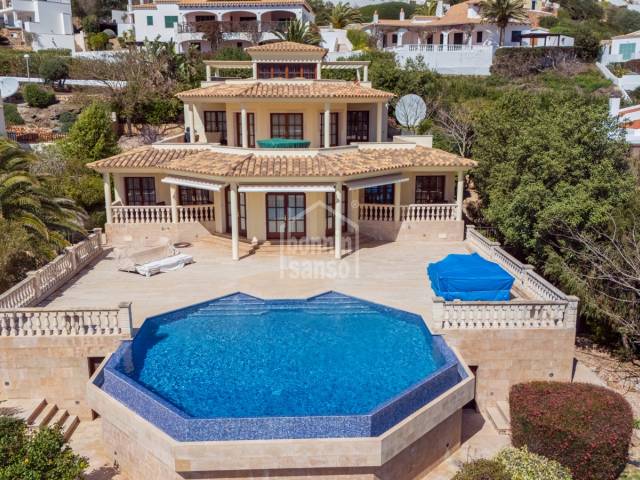 Diese bemerkenswerte zeitgenössische Residenz befindet sich in unmittelbarer Nähe zum Wasser in Cala Llonga. Mahon. Menorca