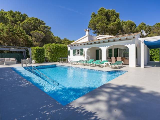 Atractiva villa recientemente reformada con licencia turística en una ubicación privilegiada, a pocos minutos del campo de golf y de la hermosa playa de Son Parc en Menorca.