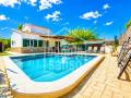 Chalet con amplio jardín y piscina privada de agua salada en Son Vitamina menorca