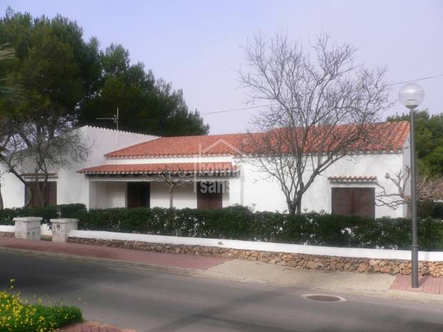 Single storye villa with garden en Cala Blanca, Menorca