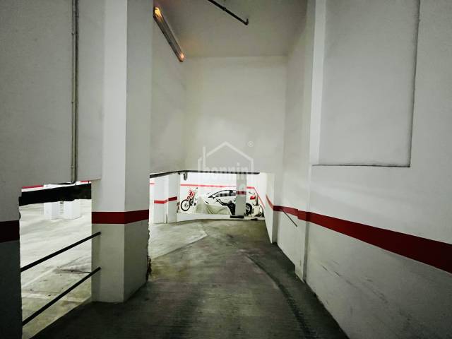 Parkplatz in Mahón, Menorca.