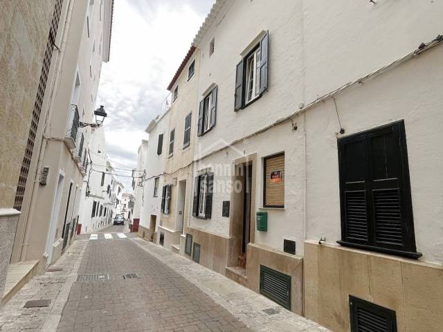 Casa di città centrale situata nel centro storico di Alayor. Menorca