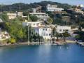 Una villa moderna y elegante, situada justo al borde del mar Mediterráneo, Menorca.