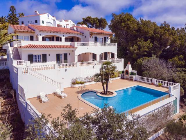 Beeindruckende mediterrane Villa mit Panoramablick über die Südküste. Menorca