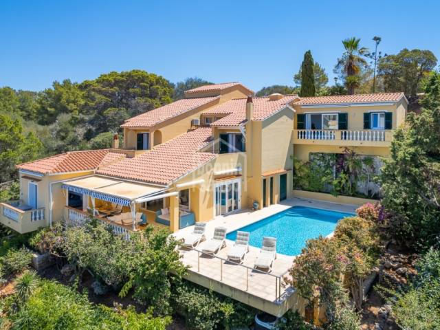 Elegante villa con vistas al mar en Son Bou, Menorca