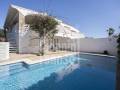 Modernisiertes Reihenhaus mit Pool und Meerblick in Punta Prima, Menorca