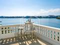 Una villa moderna y elegante, situada justo al borde del mar Mediterráneo, Menorca.