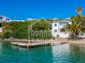 Una villa moderna y elegante, situada justo al borde del mar Mediterráneo, Menorca.