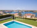 Villa independiente de una sola planta con vistas al mar en cala llonga, Menorca