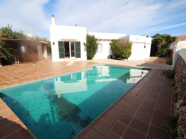 Chalet indipendente con piscina privata e licenza turistica a Cala Blanca, Ciutadella, Minorca