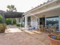 Encantador chalet mediterráneo con vistas al mar y piscina privada en Cala Llonga, Menorca