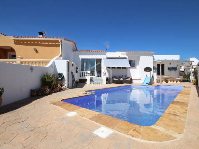 Chalet con piscina en la zona residencial de Los Delfines, Ciutadella, Menorca