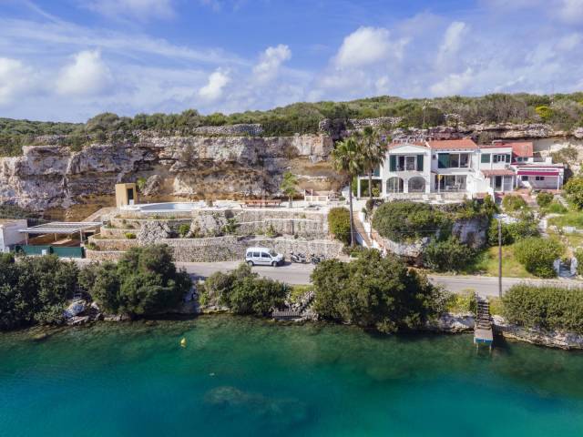 Außergewöhnliches Anwesen in erster Meereslinie mit Infinity-Pool in Cala Sant Esteve, Menorca.