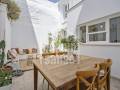Elegancia atemporal y confort contemporáneo en una casa de pueblo restaurada con exquisito gusto. Alayor. Menorca