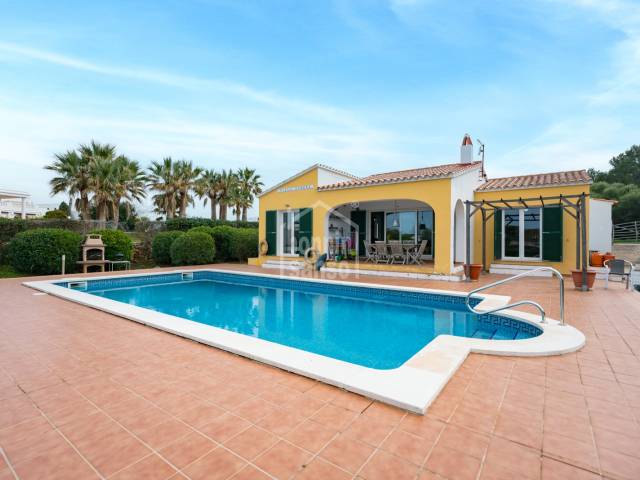 Encantadora villa de una sola planta en Canutells, Menorca.