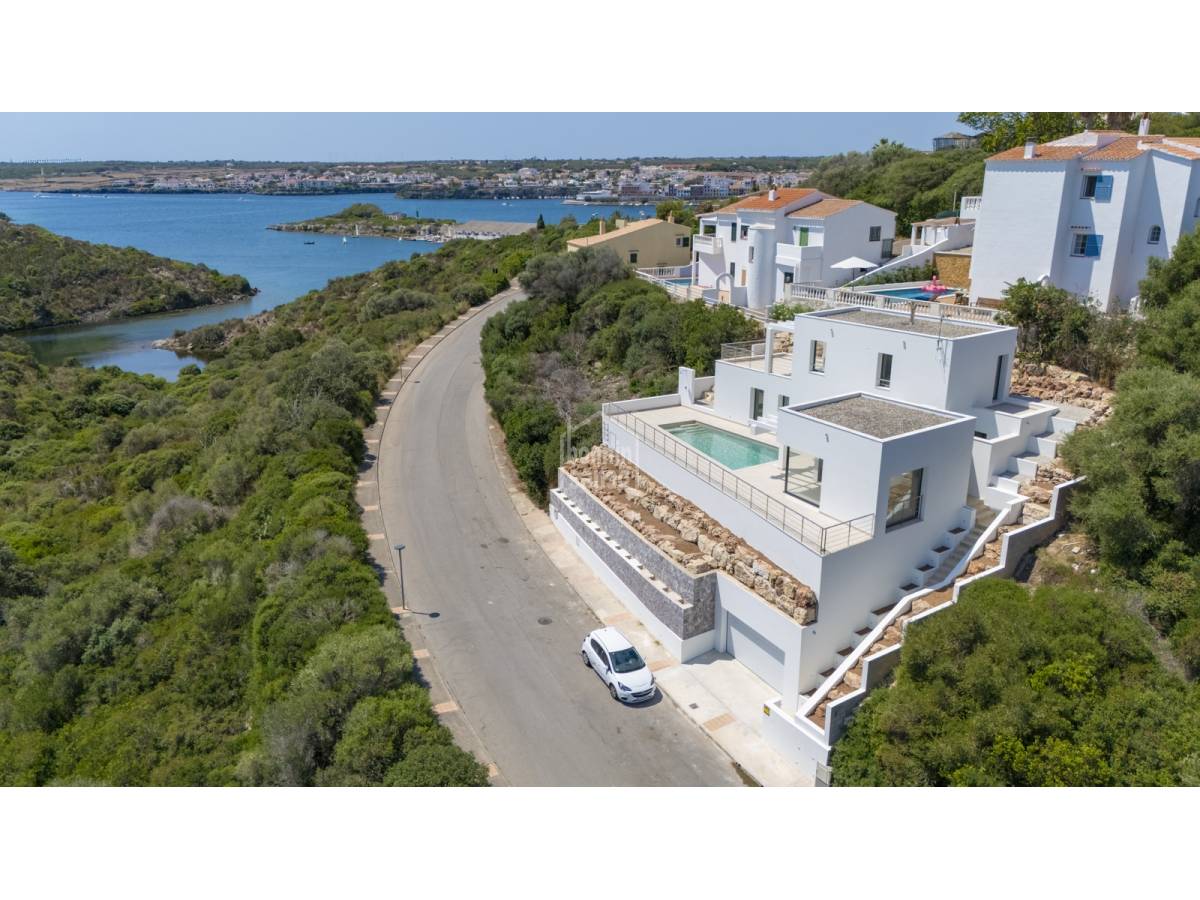 Chalet de obra nueva con piscina privada y vistas al mar en Cala Llonga, Mahón, Menorca.