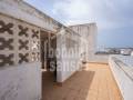 Edificio residencial con varios apartamentos, garaje y vistas al puerto en Es Castell, Menorca.