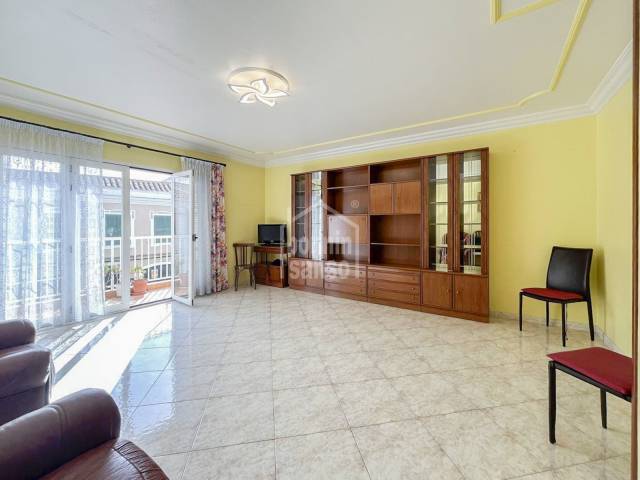 Espacioso primer piso con patio privado en Alayor, Menorca