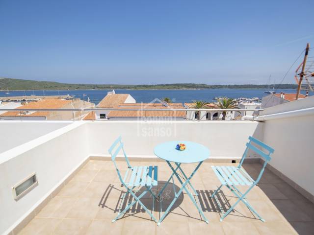 Modernes Dublex mit wunderbaren Meerblick  auf das Meer im emblematischen Fischerdorf Fornells, Menorca