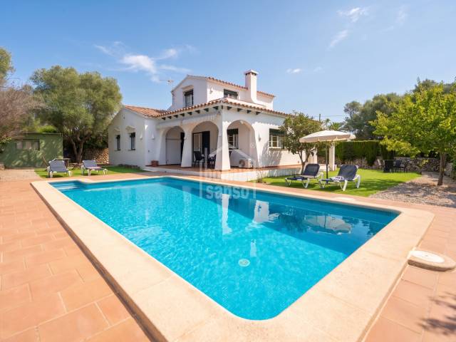 Chalet con piscina y jardín privado en Trebalúger, Menorca.