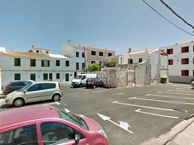 Solar urbano con proyecto básico para ejecutar edificio plurifamiliar en Es Castell, Menorca.