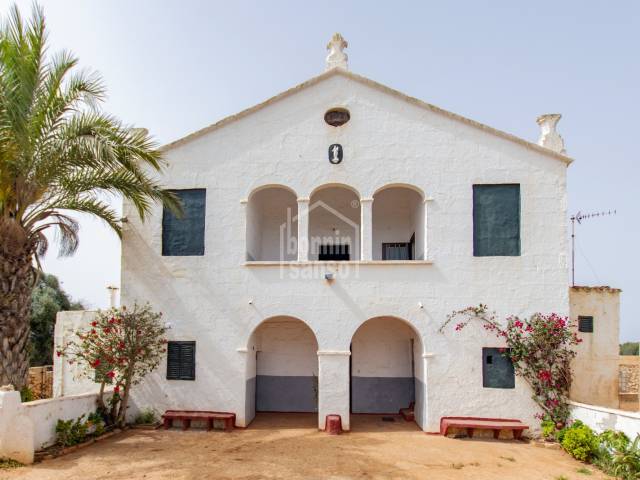 Enjoy the calm of the countryside in this beautiful property on the outskirts of Ciutadella, Menorca