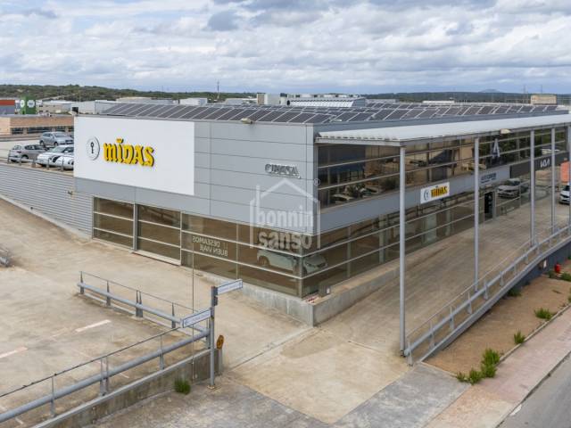 Edificio adibito a concessionaria nella zona industriale di Mahón, Minorca.